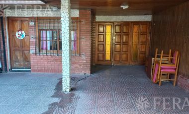 Venta de Chalet 3 ambientes en  Wilde con jardin, pileta y local (25219)