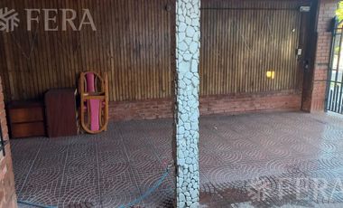 Venta de Chalet 3 ambientes en  Wilde con jardin, pileta y local (25219)