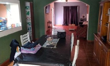 Casa en venta - 3 Dormitorios 2 Baños - 342Mts2 - Carmen de Areco