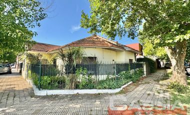 CASA LOTE PROPIO 3 DORMITORIOS, GARAGE Y PARQUE, JARDIN AL FTE.  266M2