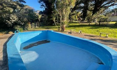 VENTA CHALET 3 AMBIENTES EN SIERRA DE LOS PADRES CON PARQUE Y PISCINA - GAS NATURAL