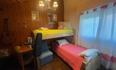 VENTA CHALET 3 AMBIENTES EN SIERRA DE LOS PADRES CON PARQUE Y PISCINA - GAS NATURAL