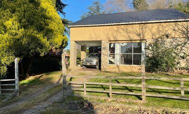 VENTA CHALET 3 AMBIENTES EN SIERRA DE LOS PADRES CON PARQUE Y PISCINA - GAS NATURAL