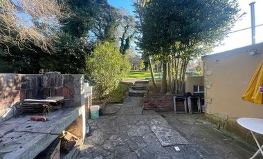 VENTA CHALET 3 AMBIENTES EN SIERRA DE LOS PADRES CON PARQUE Y PISCINA - GAS NATURAL