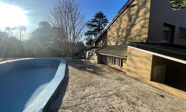 VENTA CHALET 3 AMBIENTES EN SIERRA DE LOS PADRES CON PARQUE Y PISCINA - GAS NATURAL