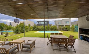 Casa en alquiler anual en el barrio Los Castaños con 3 dormitorios y pileta