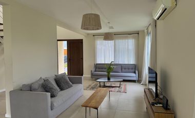 Casa en alquiler anual en el barrio Los Castaños con 3 dormitorios y pileta