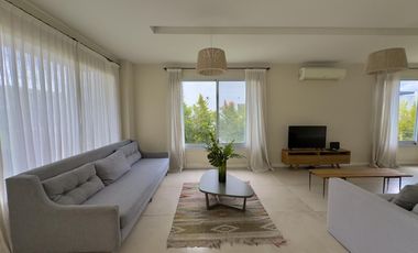 Casa en alquiler anual en el barrio Los Castaños con 3 dormitorios y pileta