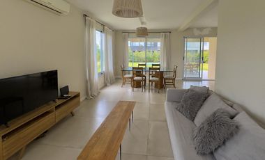 Casa en alquiler anual en el barrio Los Castaños con 3 dormitorios y pileta