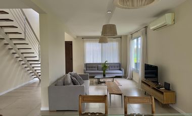 Casa en alquiler anual en el barrio Los Castaños con 3 dormitorios y pileta