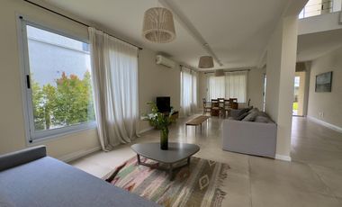 Casa en alquiler anual en el barrio Los Castaños con 3 dormitorios y pileta