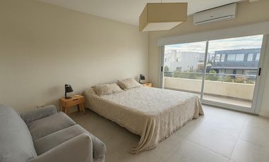 Casa en alquiler anual en el barrio Los Castaños con 3 dormitorios y pileta