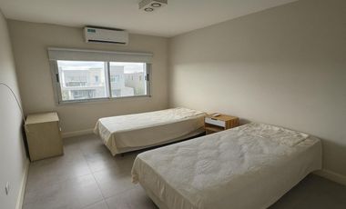 Casa en alquiler anual en el barrio Los Castaños con 3 dormitorios y pileta