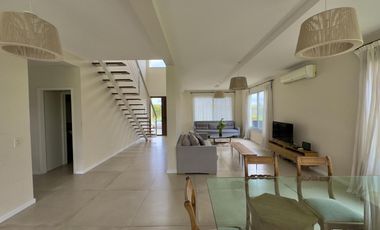 Casa en alquiler anual en el barrio Los Castaños con 3 dormitorios y pileta