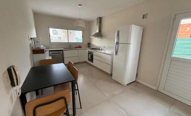 Casa en alquiler anual en el barrio Los Castaños con 3 dormitorios y pileta