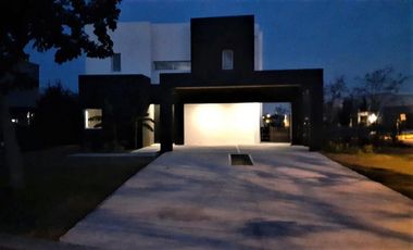 ALQUILER ANUAL nueva CASA en El Canton - Escobar IMPECABLE Suite mas 3 Dormitorios, en 2 plantas