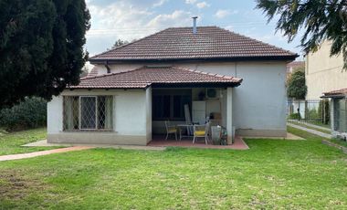 Chalet sobre dos lotes a 1/2 cuadra de Av Hipolito Yrigoyen!