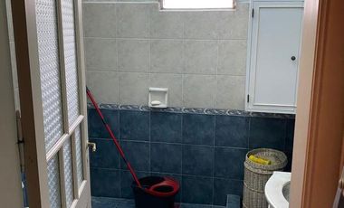 Chalet sobre dos lotes a 1/2 cuadra de Av Hipolito Yrigoyen!