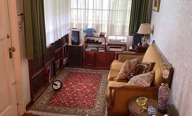 Chalet sobre dos lotes a 1/2 cuadra de Av Hipolito Yrigoyen!