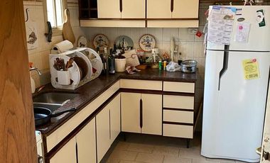 Chalet sobre dos lotes a 1/2 cuadra de Av Hipolito Yrigoyen!