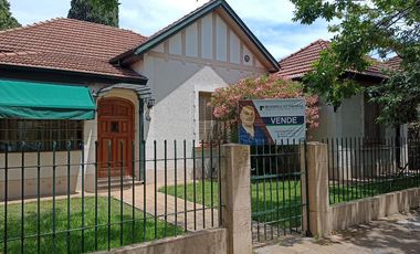 Chalet sobre dos lotes a 1/2 cuadra de Av Hipolito Yrigoyen!