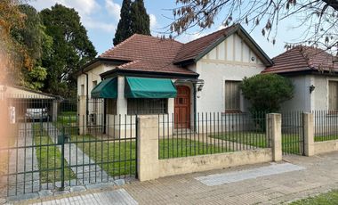 Chalet sobre dos lotes a 1/2 cuadra de Av Hipolito Yrigoyen!