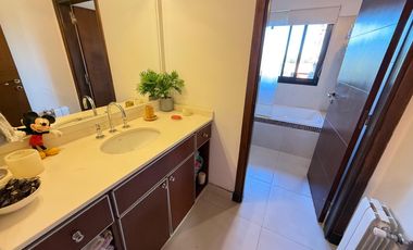 Venta casa de cinco dormitorios con terreno de 1600 m2, y pileta. San Marino, Funes Hills