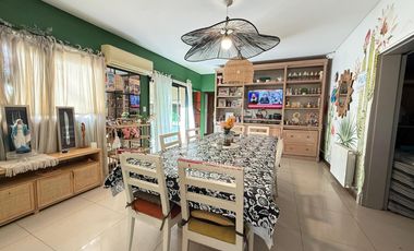 Venta casa de cinco dormitorios con terreno de 1600 m2, y pileta. San Marino, Funes Hills