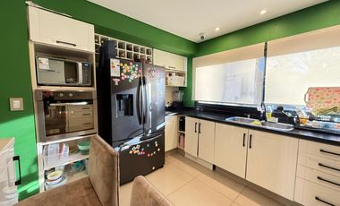 Venta casa de cinco dormitorios con terreno de 1600 m2, y pileta. San Marino, Funes Hills