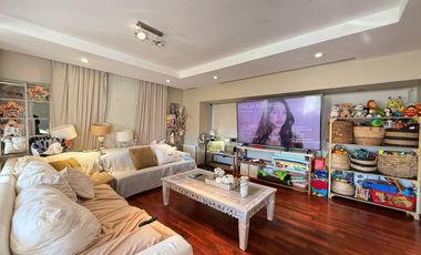 Venta casa de cinco dormitorios con terreno de 1600 m2, y pileta. San Marino, Funes Hills