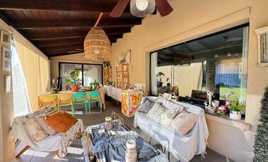 Venta casa de cinco dormitorios con terreno de 1600 m2, y pileta. San Marino, Funes Hills