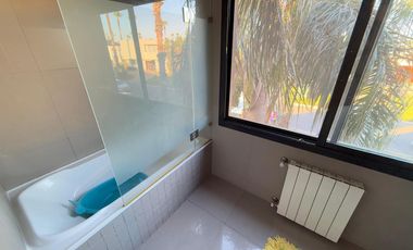 Venta casa de cinco dormitorios con terreno de 1600 m2, y pileta. San Marino, Funes Hills