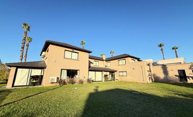 Venta casa de cinco dormitorios con terreno de 1600 m2, y pileta. San Marino, Funes Hills