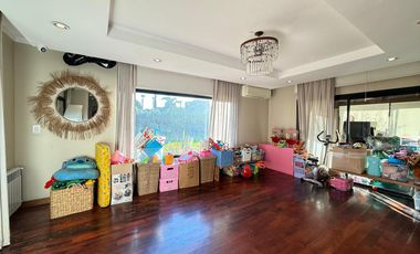 Venta casa de cinco dormitorios con terreno de 1600 m2, y pileta. San Marino, Funes Hills