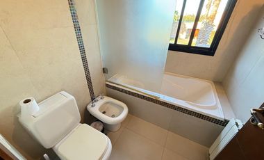 Venta casa de cinco dormitorios con terreno de 1600 m2, y pileta. San Marino, Funes Hills