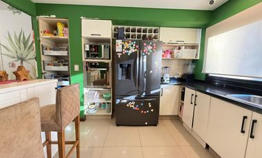 Venta casa de cinco dormitorios con terreno de 1600 m2, y pileta. San Marino, Funes Hills