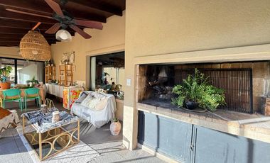 Venta casa de cinco dormitorios con terreno de 1600 m2, y pileta. San Marino, Funes Hills