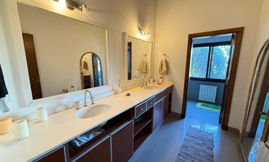 Venta casa de cinco dormitorios con terreno de 1600 m2, y pileta. San Marino, Funes Hills