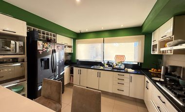 Venta casa de cinco dormitorios con terreno de 1600 m2, y pileta. San Marino, Funes Hills