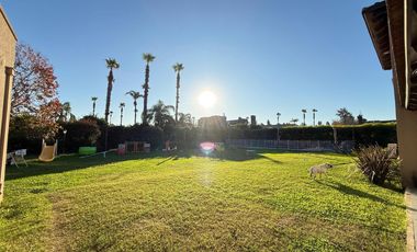 Venta casa de cinco dormitorios con terreno de 1600 m2, y pileta. San Marino, Funes Hills