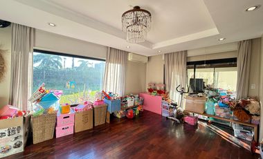 Venta casa de cinco dormitorios con terreno de 1600 m2, y pileta. San Marino, Funes Hills