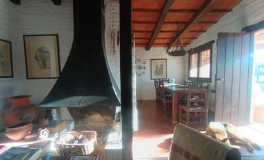 Casa en San Isidro . JESUS MARÍA , a mts del Camino Real, sobre el pasaje Molina Campos .