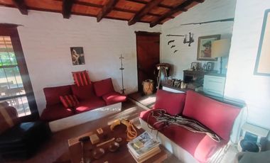 Casa en San Isidro . JESUS MARÍA , a mts del Camino Real, sobre el pasaje Molina Campos .