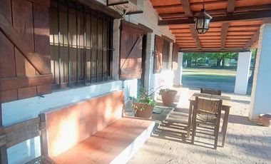 Casa en San Isidro . JESUS MARÍA , a mts del Camino Real, sobre el pasaje Molina Campos .