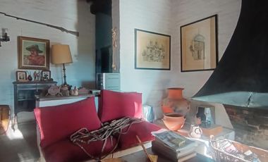 Casa en San Isidro . JESUS MARÍA , a mts del Camino Real, sobre el pasaje Molina Campos .