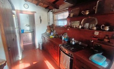 Casa en San Isidro . JESUS MARÍA , a mts del Camino Real, sobre el pasaje Molina Campos .