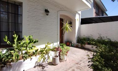 Casa 3 dorm, pileta, jardín y parrilla en la Horqueta. Excelente estado