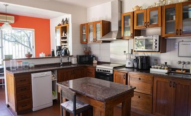 Casa 3 dorm, pileta, jardín y parrilla en la Horqueta. Excelente estado