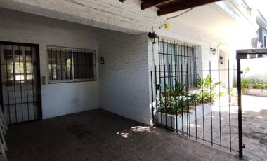 Casa 3 dorm, pileta, jardín y parrilla en la Horqueta. Excelente estado