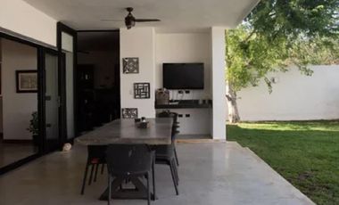 CASA EN VENTA CON PANELES SOLARES EN PRIVADA KINISH, CHOLUL.